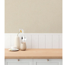 Scene met keukentafel, servies, bloem en textielbehang aan de muur