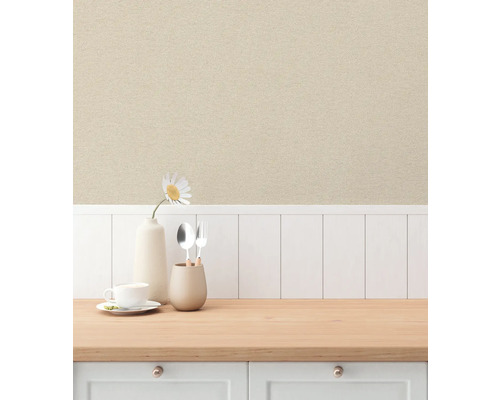 Scene met keukentafel, servies, bloem en textielbehang aan de muur