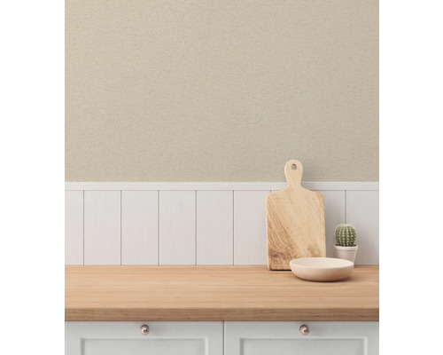 Keukenscène met snijplank, schaal en cactus op een werkblad