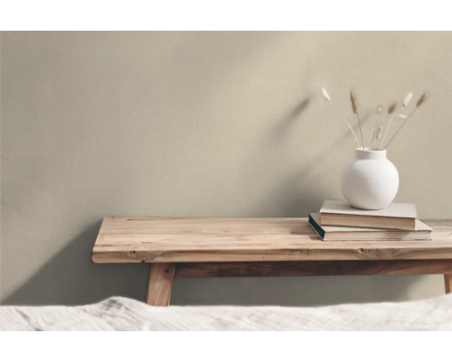 Decoratieve opstelling met houten bank, boeken en vaas met siergras