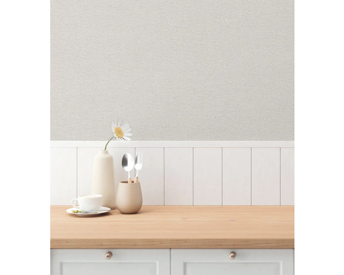 Scene van een aanrecht met vaatwerk en een vaas tegen een achtergrond van patroonbehang