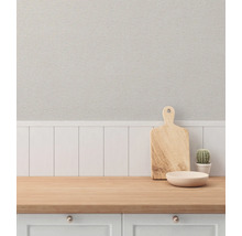 Decoratieve keukenscène met snijplank, schaal en cactus op een aanrecht voor een gestructureerd behang