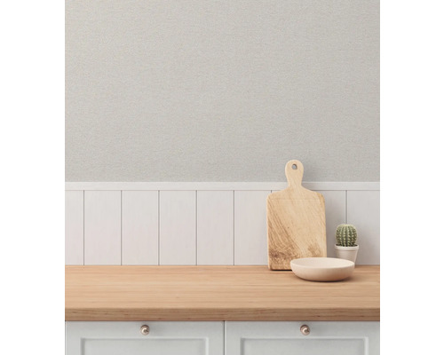 Decoratieve keukenscène met snijplank, schaal en cactus op een aanrecht voor een gestructureerd behang