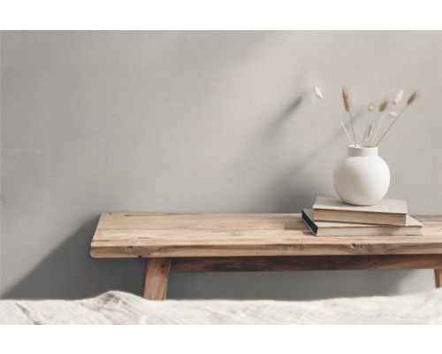 Houten bank met boeken en een vaas met droogbloemen als decoratie