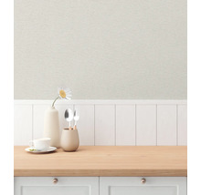 Scene met keukentafel, serviesgoed en textielbehang