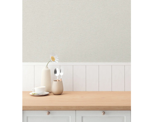 Scene met keukentafel, serviesgoed en textielbehang