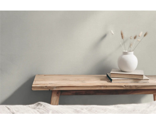 Decoratief arrangement met houten banken, boeken en een bloemenvaas