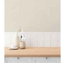 Scene met keukentafel, servies en textielbehang