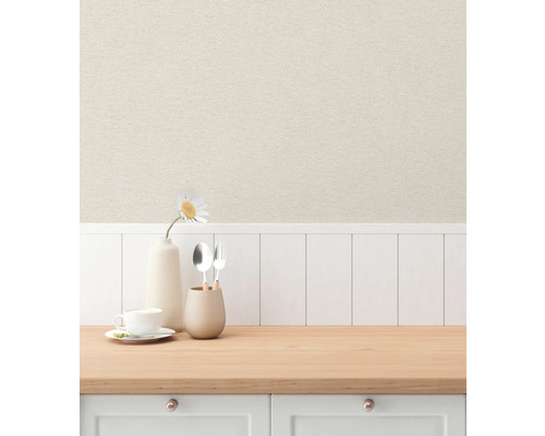 Scene met keukentafel, servies en textielbehang