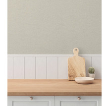 Decoratief behang in een keuken met snijplank en plant