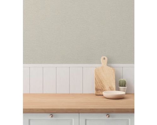 Decoratief behang in een keuken met snijplank en plant