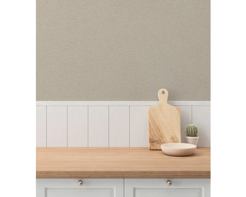 Keukenscène met houten werkblad, snijplank en cactus