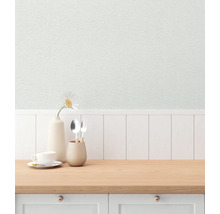 Keukenscène met tafel, servies en textielbehang