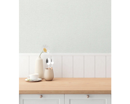 Keukenscène met tafel, servies en textielbehang