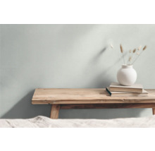 Decoratieve scène met een houten bank, boeken en een vaas met siergras