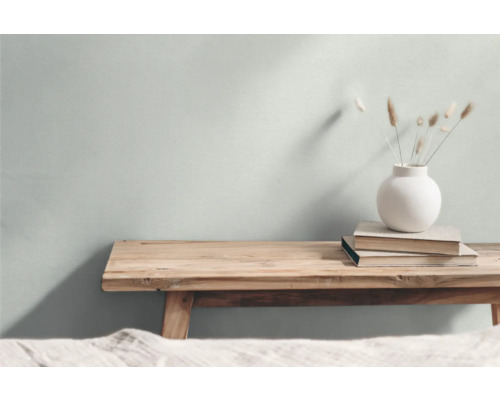 Decoratieve scène met een houten bank, boeken en een vaas met siergras