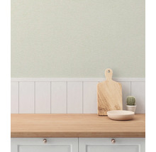 Decoratieve keuken met houten aanrechtblad, snijplank en cactus