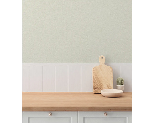 Decoratieve keuken met houten aanrechtblad, snijplank en cactus