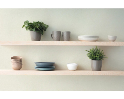 Planken met servies en decoratie voor opslag