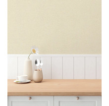 Scene met behang, tafel, servies en decoratie