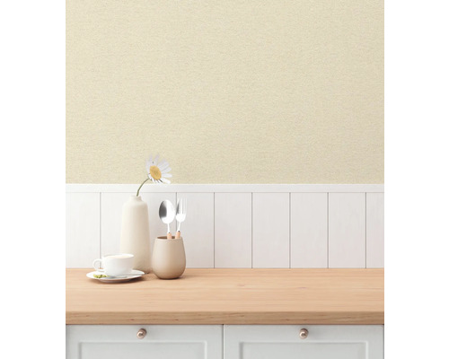 Scene met behang, tafel, servies en decoratie