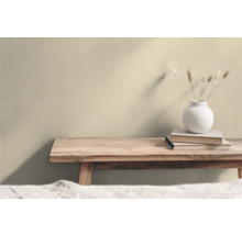 Houten bank met boeken en een vaas met droogbloemen