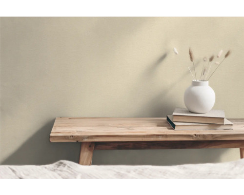 Houten bank met boeken en een vaas met droogbloemen