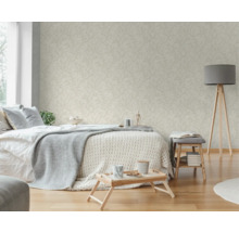 Lichte slaapkamer met patroonbehang, bed, lamp en bijzettafel