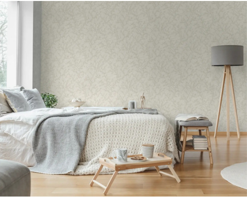 Lichte slaapkamer met patroonbehang, bed, lamp en bijzettafel