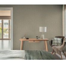 Woonkamer met gestructureerd behang, bureau en stoel