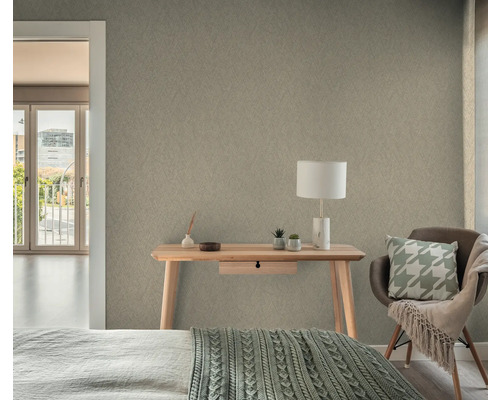 Woonkamer met gestructureerd behang, bureau en stoel