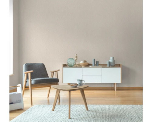 Woonkamer met fauteuil, salontafel en dressoir