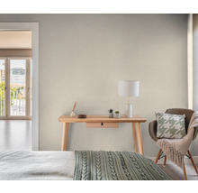 Lichte kamer met bureau, stoel en decoratieve elementen voor een gezellige sfeer.