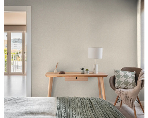 Lichte kamer met bureau, stoel en decoratieve elementen voor een gezellige sfeer.