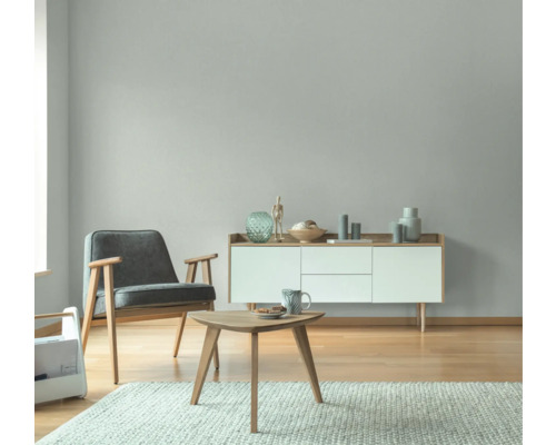 Woonkamer met fauteuil, tafel en dressoir in moderne stijl