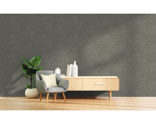 Woonkamer met grijze structuurwand, stoel, plant en dressoir