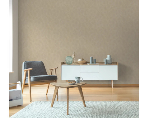 Woonkamer met fauteuil, dressoir en salontafel op vloerkleed
