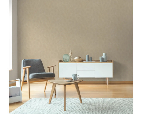 Woonkamer met fauteuil, dressoir en kleine tafel op vloerkleed