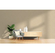 Woonkamerscène met fauteuil, kamerplant en dressoir in Scandinavische stijl