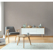 Woonkamer met fauteuil, dressoir en houten tafel op vloerkleed