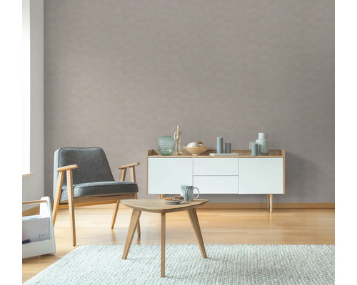 Woonkamer met fauteuil, dressoir en houten tafel op vloerkleed
