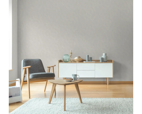 Woonkamer met fauteuil, tafel en dressoir