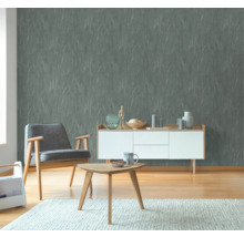 Woonkamer met gestructureerd behang, fauteuil, dressoir en tafel