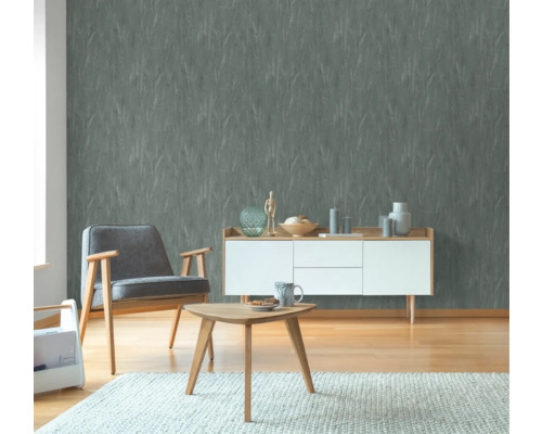 Woonkamer met gestructureerd behang, fauteuil, dressoir en tafel