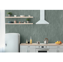 Keukenscène met behang, planken, koelkast en keukenapparatuur