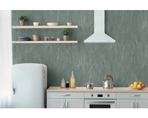 Keukenscène met behang, planken, koelkast en keukenapparatuur