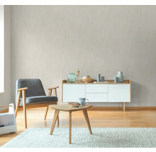 Woonkamer met fauteuil, tafel en dressoir