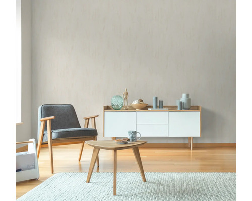 Woonkamer met fauteuil, tafel en dressoir