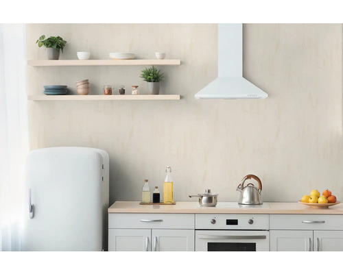 Lichte keuken met koelkast, planken en kookgerei.