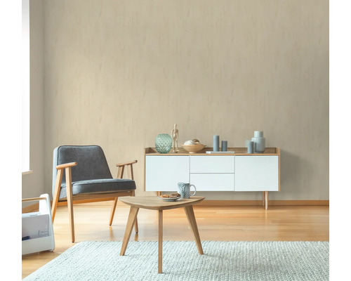 Woonkamer met fauteuil, salontafel en dressoir in een helder, modern design